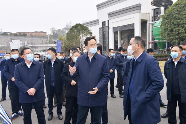 观看珍酒企业宣传展板。