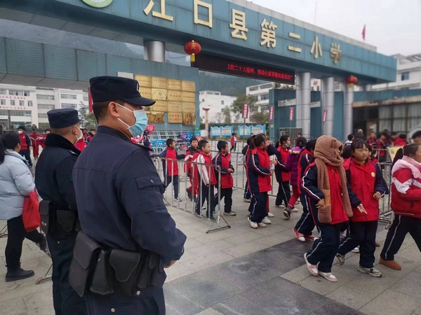站好“护学岗” 撑起“平安伞”。