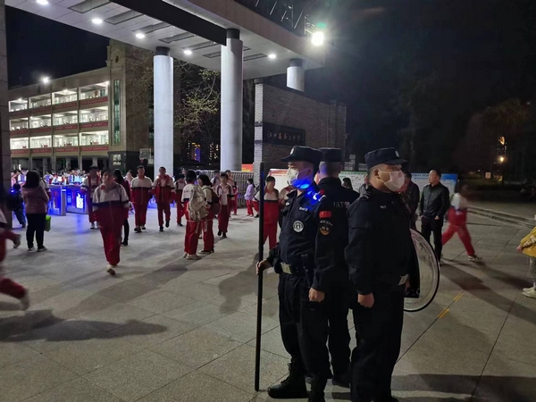 站好“护学岗” 撑起“平安伞”。
