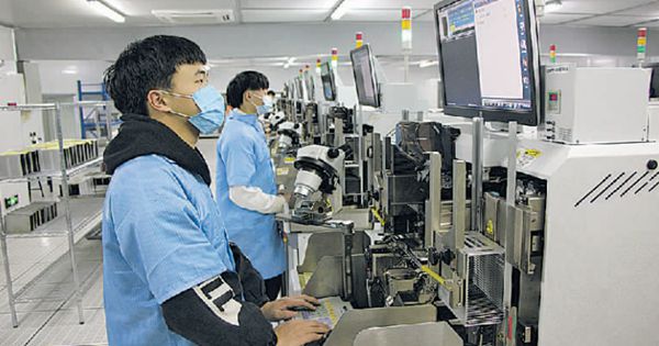 貴州安芯公司工人在芯片生產線上忙碌。
