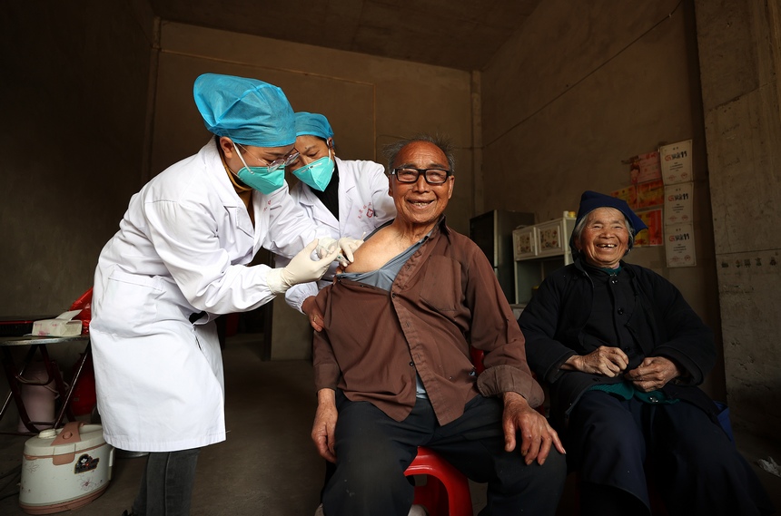 医务人员上门为老年人接种新冠疫苗。