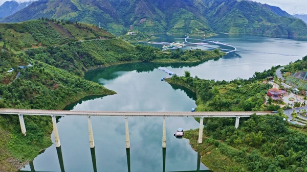 实施普通国省干线在役桥梁安防设施提升改造。贵州省公路局供图