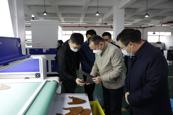 调研组在贵州鑫威鞋业有限公司考察项目情况。