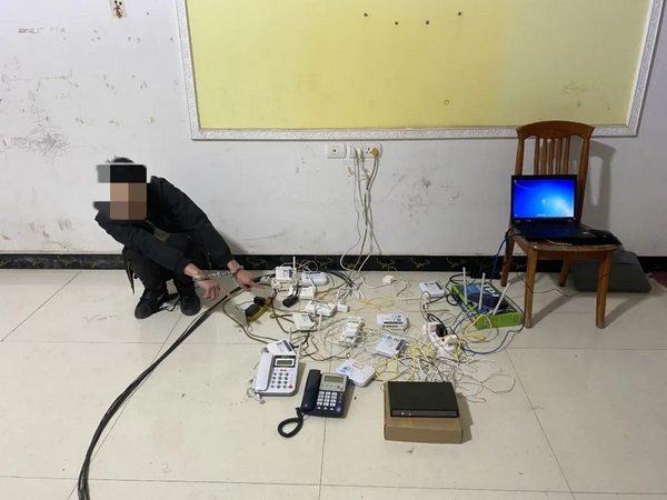 2 图为嫌疑人指认作案工具。都匀市公安局供图.jpg