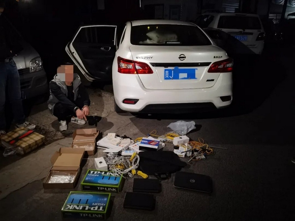 3 图为嫌疑人指认作案工具。都匀市公安局供图.jpg