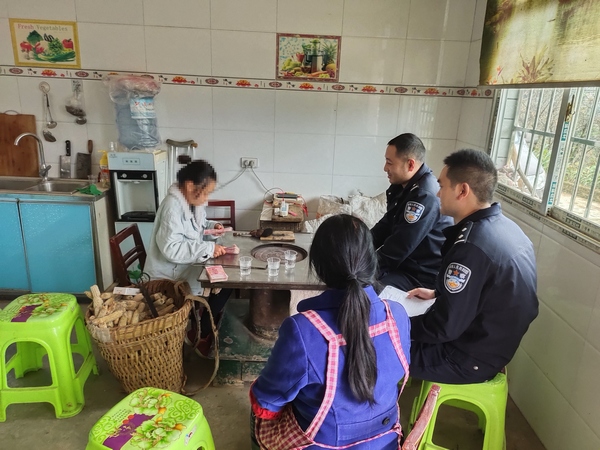 4 图为瓮安县公安局民警将兰女士被骗的21600元送还其手中。瓮安县公安局供图.jpg