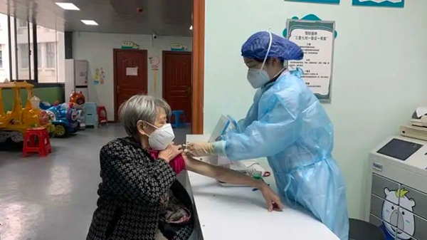 老人正在接種疫苗。趙倩倩攝 (2)