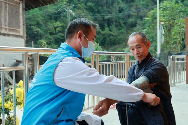 村医刘云飞上门为村民进行血压监测。
