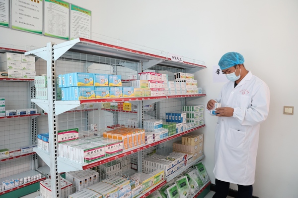 村医刘云飞正在检查卫生室配药情况。