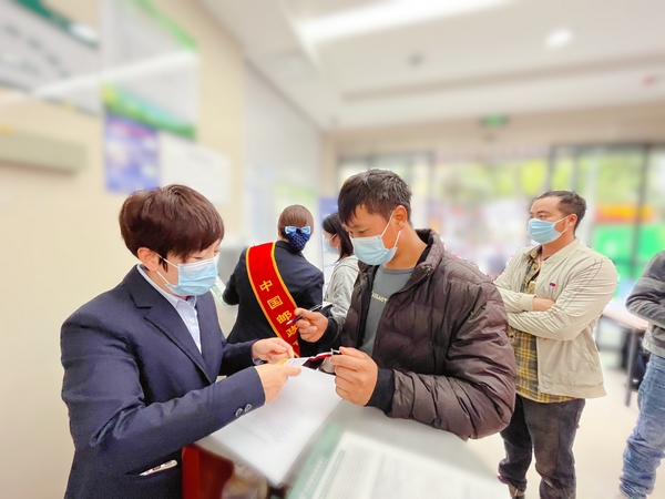 工资发放现场。