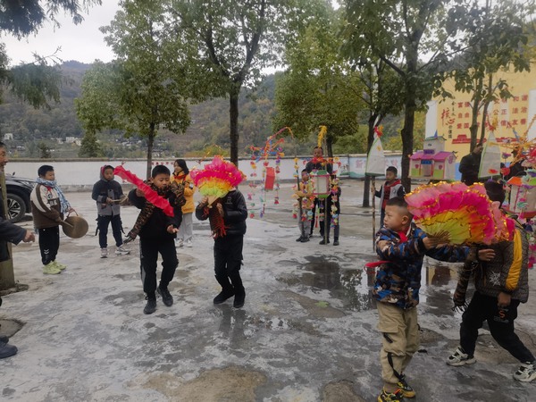 新寨小学留守儿童花灯队正在排练。王贞龙摄
