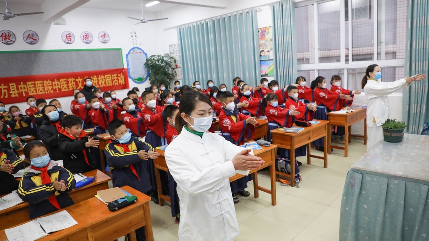 12月13日，醫院工作人員為同學們現場教學中醫養生操。