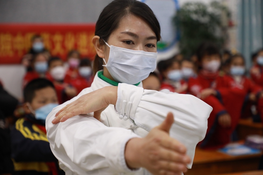 12月13日，医院工作人员为同学们现场教学中医养生操。
