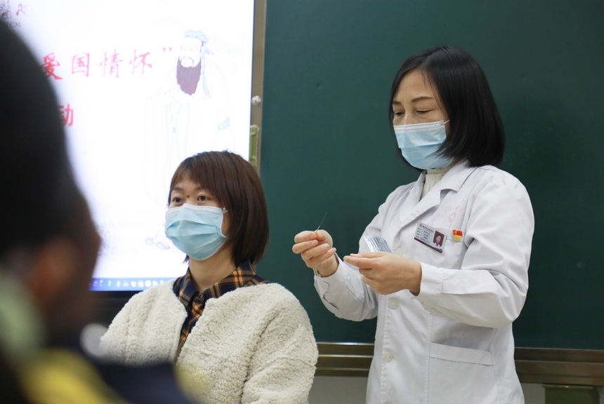 12月13日，医院工作人员为同学们现场演示针灸。