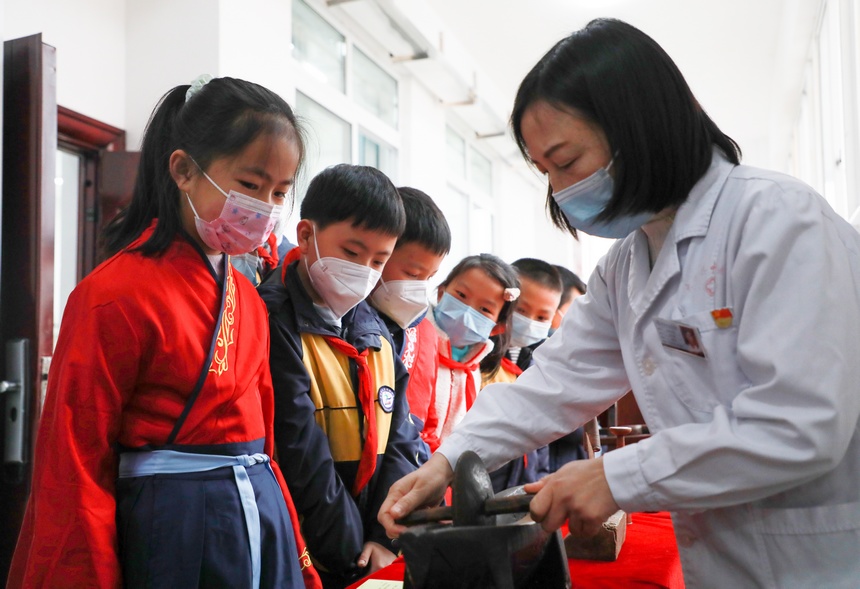 12月13日，醫院工作人員為同學們演示經典藥具的用法。