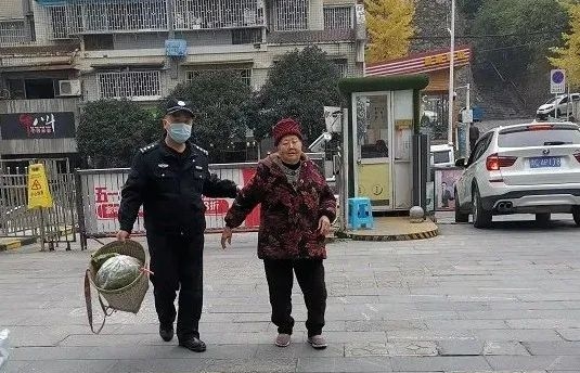 民警帮助摔倒老人回家。
