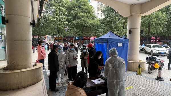 市民有序排隊等待接種疫苗。圖片由貴陽廣播電視台提供