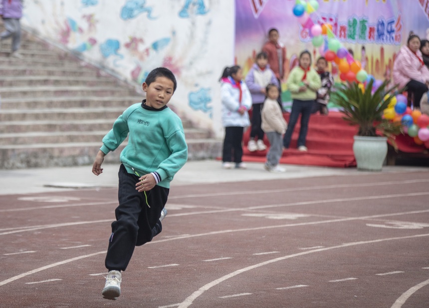 2022年12月15日，贵州省黔东南州施秉县甘溪乡中心小学的学生在冬季校运会上参加短跑比赛。