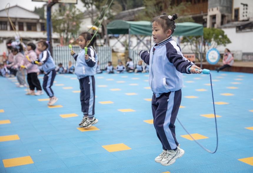2022年12月15日，贵州省黔东南州施秉县甘溪乡中心幼儿园的小朋友在参加跳绳比赛。