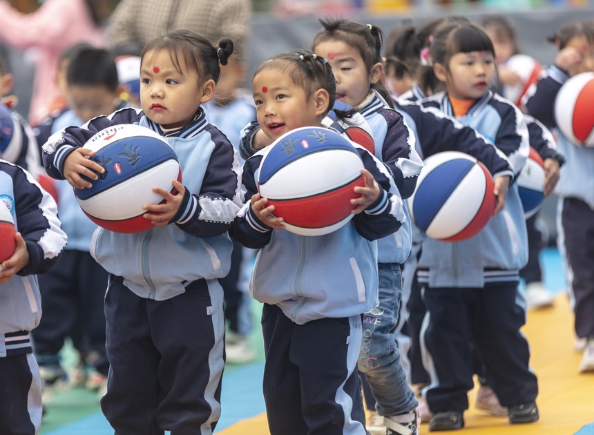 2022年12月15日，贵州省黔东南州施秉县甘溪乡中心幼儿园的小朋友在准备参加运篮球比赛。
