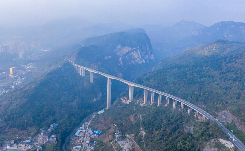 贵州海拔最高的世界第一高墩T梁钢结构桥 毕威高速赫章特大桥远眺。