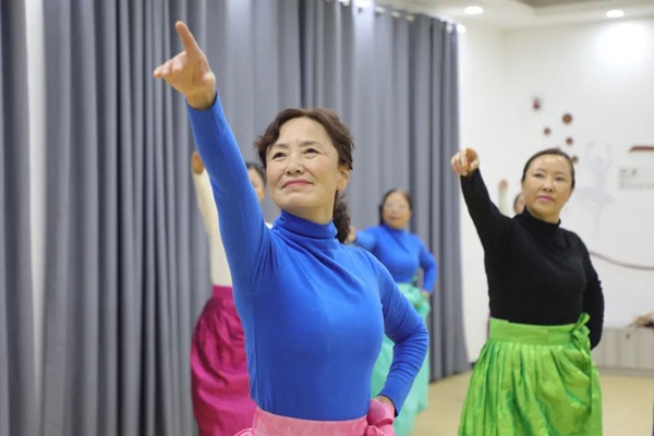 4 居民在金阳街道华兴社区综合文化服务中心的舞蹈室练习民族舞