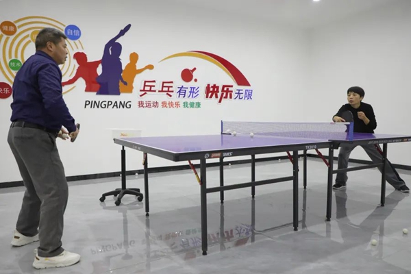 5 居民在金阳街道华兴社区综合文化服务中心打乒乓球
