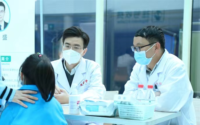 國家區域醫療中心上海兒童醫學中心貴州醫院、貴州省人民醫院兒科專家團隊前往六盤水市婦幼保健院開展義診活動。