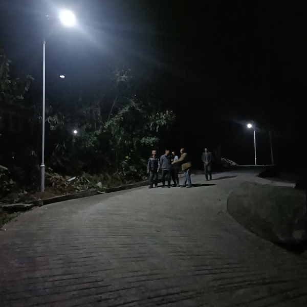 香坪组村民在路灯下活动。左华摄