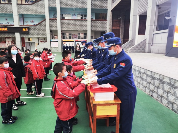 发放《消防安全教育手册》。