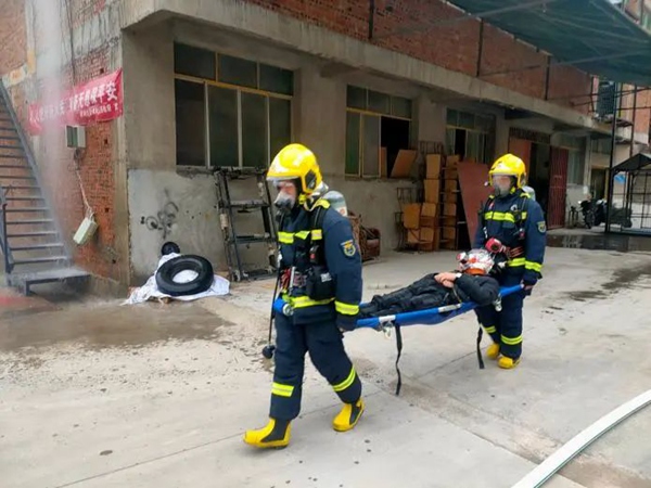 （图片2）紧急转运被困人员