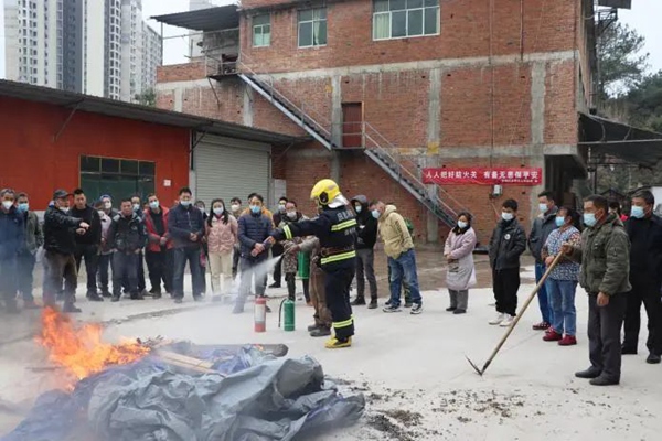 （图片3）现场教学如何使用灭火器