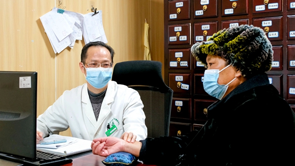 （图片3）医生正在给患者诊断