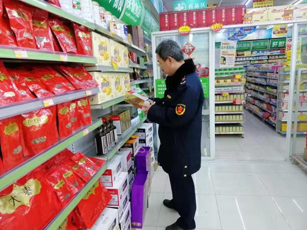 金明對市場上的酒進行日常檢查。趙毫攝
