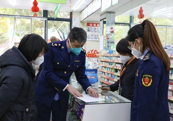 检查人员登记药店对药品的销售经营行为。