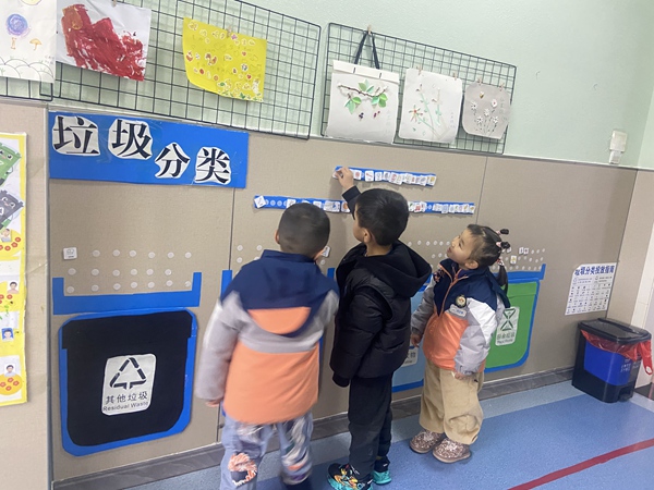 开阳实验幼儿园：小朋友参与“垃圾分类”环境创设