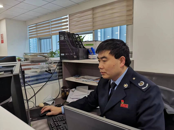 云岩区税务局征收管理股股长王平工作照。