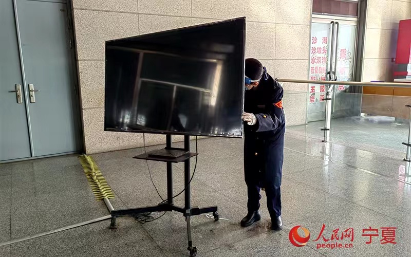 银川火车站工作人员拆除测温设备。人民网 李甜甜摄