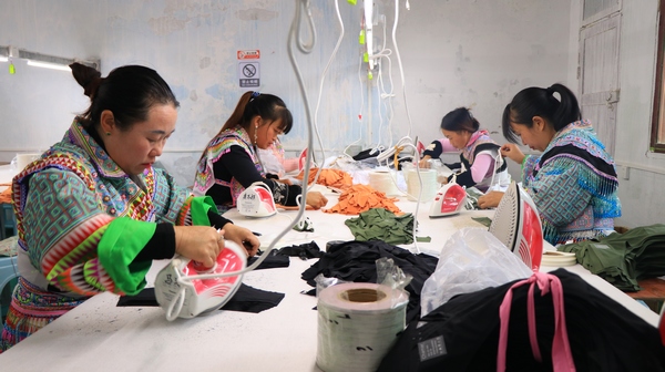 朱昌镇花厂村七彩纺织针织加工车间 工人正在赶制订单。