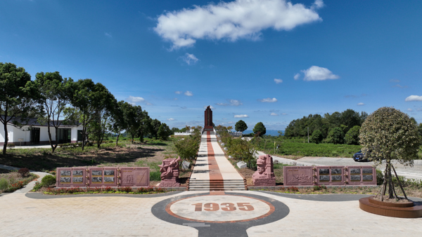 在“红九军团菜籽坳战斗胜利纪念碑”的基础上修建了纪念广场。