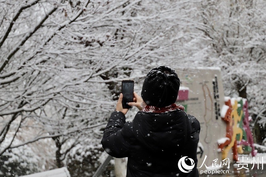 市民用手機拍攝雪景。人民網 顧蘭雲攝
