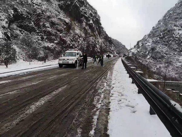 大雪纷飞，水城公安冲锋在前抗凝保畅。