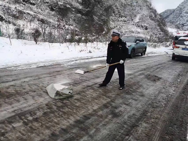 大雪纷飞，水城公安冲锋在前抗凝保畅。
