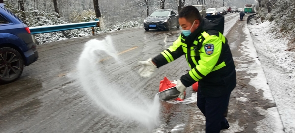 大雪纷飞，水城公安冲锋在前抗凝保畅。