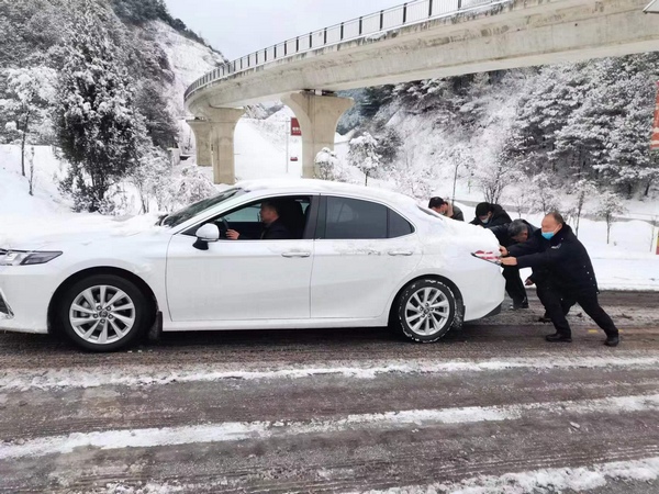 大雪纷飞，水城公安冲锋在前抗凝保畅。