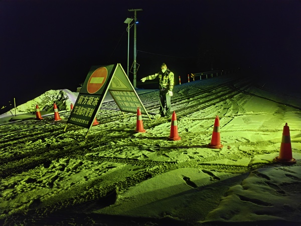 大雪纷飞，水城公安冲锋在前抗凝保畅。