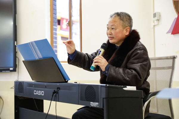 七星关区柏杨林街道日间托养照料服务中心 老年人正在学习唱歌。胡秋婷摄