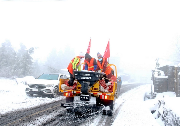 12月28日，纳雍县G246线纳（雍）水（城）线骔岭段 ，纳雍公路管理段的融雪剂撒布车在作业。