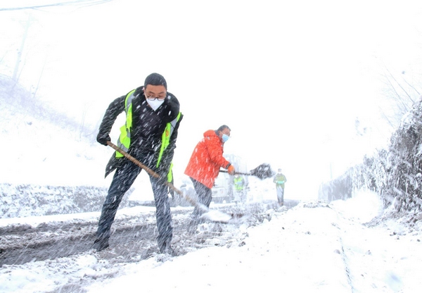 12月28日，纳雍县G246线纳（雍）水（城）线骔岭段，纳雍公路管理段工作人员在铲除公路上的积雪。