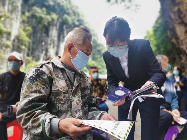 圖為移動公司工作人員幫助老年人跨越“數字鴻溝”。